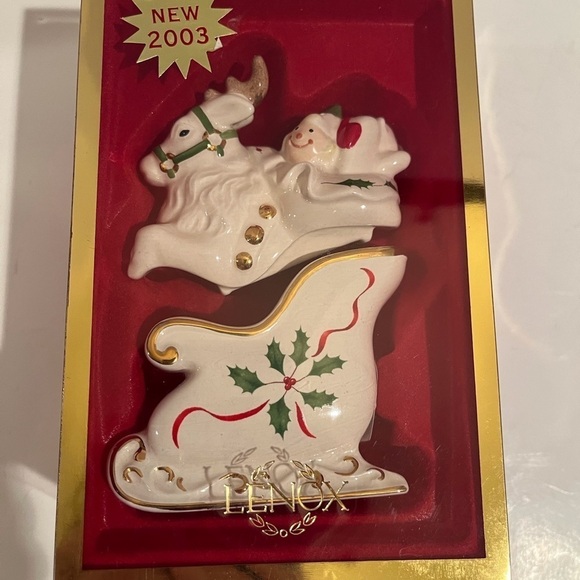 New in Box Lenox Holiday Stackable Reindeer and Sleigh Salt and Pepper Shakers - Picture 13 of 13